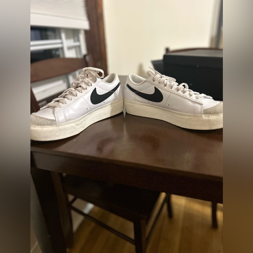 Nike Women’s White and Black Low-Top Sneakers - Picture 5 of 8